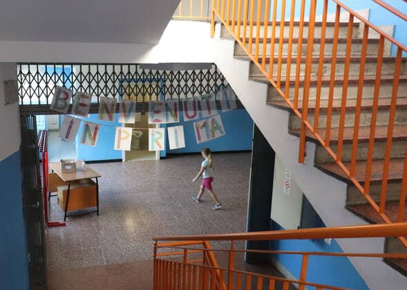 Architektur von Aldo Rossi foto ipp clemente marmorino- milano 20 07 2020 - quartiere gallaratese - via quarenghi - scuola istituto massa - Nella foto l atrio della scuola scuola istituto massa *** photo ipp clemente marmorino milano 20 07 2020 gallaratese district via quarenghi school istituto massa In the photo l atrium of the school school scuola istituto massa  0