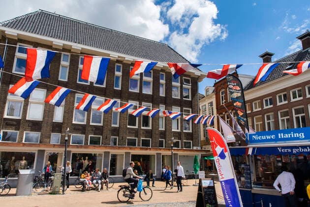 Groningen, The Netherlands July 10, 2020 - Illustration of Groningen, a student city with almost one in four inhabitants is enrolled in a university and half of the inhabitants are under 35, making it the youngest city in the Netherlands - Dutch flags wave at Vismarkt square ILLUSTRATION, GENERIQUE, GRONINGEN, PAYS BAS, BENELUX, VOYAGE, TOURISME, BATAVES, NEERLANDAIS, CULTURE NEERLANDAISE, EUROPE DU NORD, VISITER, AMBIANCE, VISITE, CARTE POSTALE, VOYAGER, DRAPEAU NEERLANDAIS, ATMOSPHERE, VELO, HARENG  Copyright: xVincentxIsorex