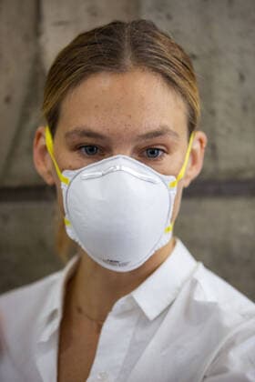 Bilder des Jahres 2020, Entertainment 07 Juli Entertainment Themen der Woche KW30 Entertainment Bilder des Tages Israeli top model Bar Refaeli, center, wearing a face mask arrives to a court, in Tel Aviv, Israel, Monday, July 20, 2020. Refaeli signed a plea bargain agreement with authorities to settle a long-standing tax evasion case against her and her family. The deal will require Refaeli to serve nine months of community service while her mother, Zipi, will be sent to prison for 16 months. Pool  JERX2020071903 OdedxBalilty