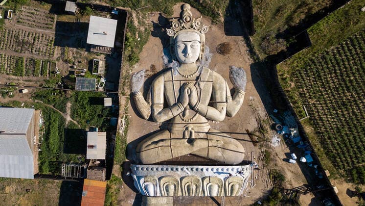 Bilder des Jahres 2020, Entertainment 07 Juli Entertainment Themen der Woche KW30 Entertainment Bilder des Tages BURYATIA, RUSSIA - JULY 20, 2020: An aerial view of a statue of Bodhisattva Avalokitesvara in the yard of sculptor and monumentalist Yuri Mandaganov in Ivolginsk District. The statue is 23 meters high and 28 meters wide, its base is made of 30 tons of rebars and covered with a three-layer synthetic fiberglass cloth saturated with tar. The statue will be installed on a mountain slope by a datsan in the village of Sanaga, Zakamensk District. Andrei Ogorodnik TASS  TS0E0A8D