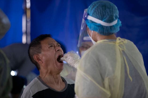 July 20, 2020, Hong Kong, China: A taxi driver (L) gets tested by health workers (R) at a pop-up specimen collection point in Hong Kong on July 20, 2020. - The government has said it will provide free tests for around 400,000 high-risk people, covering taxi drivers, staff at restaurants, elderly care homes and property management firms. Hong Kong China - ZUMAj323 20200720_zip_j323_019 Copyright: xMayxJamesx