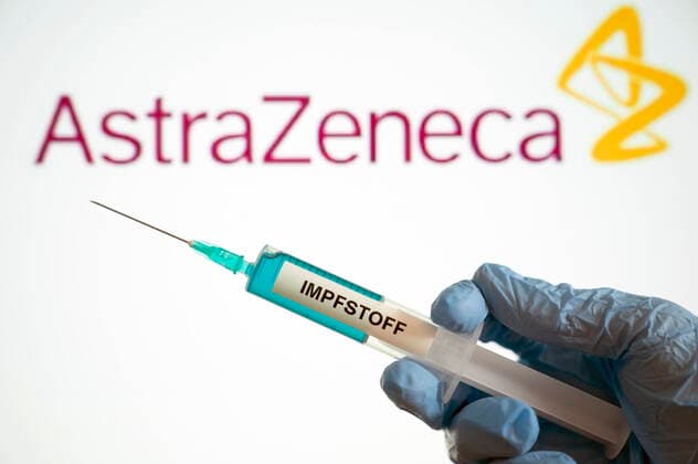 Symbol image of a corona vaccine with the logo of the pharmaceutical company AstraZeneca Researchers at Oxford University seem to have succeeded in taking a big step towards a corona vaccine Foto:xJ.xKrickx xFuturexImage