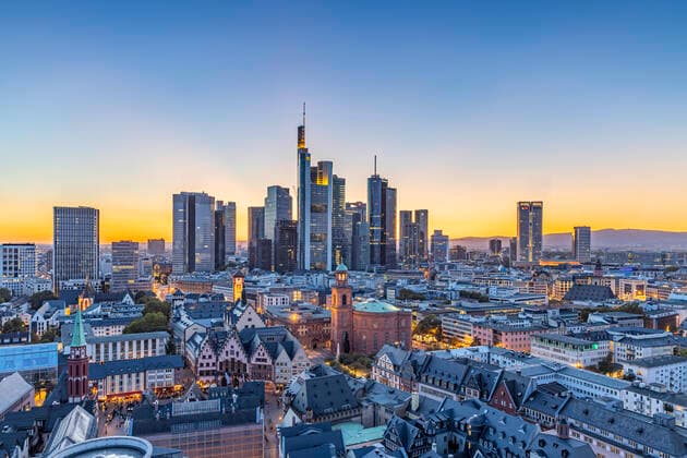 Stadtansicht von Frankfurt am Main bei Sonnenuntergang. Ausblick auf das Bankenviertel von Mainhattan. 21.09.2019 Frankfurt am Main, Deutschland, DEU. *** City view of Frankfurt am Main at sunset View of the banking district of Mainhattan 21 09 2019 Frankfurt am Main, Germany, DEU