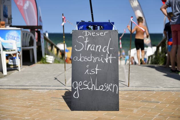 Beach section at the Baltic Sea closed due to corona restrictions in Scharbeutz, Schleswig Holstein, Germany, Europe ** NUR FUER REDAKTIONELLE ZWECKE ** EDITORIAL USE ONLY **