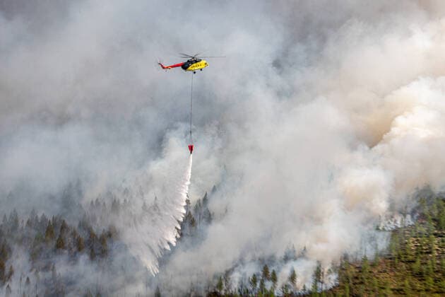 Bilder des Jahres 2020, News 07 Juli News Themen der Woche KW30 KHANTY-MANSI AUTONOMOUS AREA, RUSSIA - JULY 21, 2020: A helicopter battles a wildfire in the taiga in Sovetsky District of the Khanty-Mansi Autonomous Area, north-west Siberia. On 14 July 2020, the local authorities declared a state of emergency in wooded areas of the Khanty-Mansi Autonomous Area. Since the start of the fire season , more than 240 wild fires covering an area of more than 29,000 hectares have been reported in the region. Denis Bushkovsky TASS  TS0E0B3F