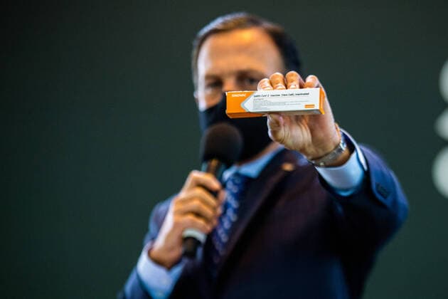 Bilder des Jahres 2020, News 07 Juli News Themen der Woche KW30 News Bilder des Tages July 21, 2020, Sao Paulo, Sao Paulo, Brasil: (INT) Sao Paulo s government starts CORONAVAC tests. July 21,2020, Sao Paulo, Brazil: In a press conference this morning, the Governor of Sao Paulo, Joao Doria, announces the beginning of the tests of the Chinese CORONAVAC vaccine in Brazilian volunteers at Hospital das Clinicas. 20 thousand doses of the vaccine were sent to the Butanta Institute to fight the pandemic of the New Coronavirus (Covid19), according to the government of Sao Paulo,the forecast to make the vaccine available to the population should occur in the beginning of 2021. ..Credit: Thenews2 Sao Paulo Brasil - ZUMAn293 20200721_znp_n293_011 Copyright: xVanxCamposx