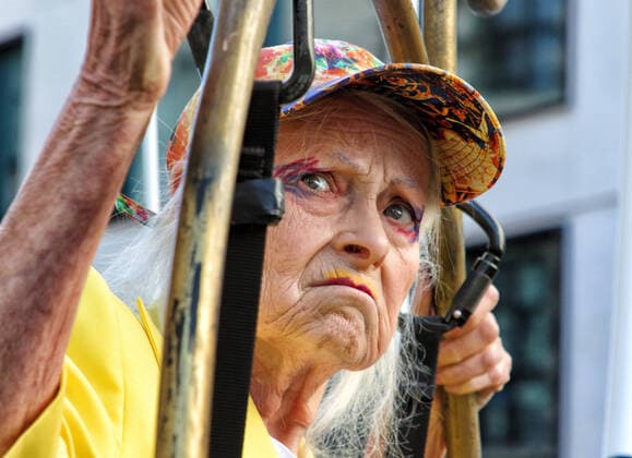 Bilder des Jahres 2020, Entertainment 07 Juli Entertainment Themen der Woche KW30 Entertainment Bilder des Tages July 21, 2020, London, United Kingdom: Dame Vivienne Westwood seen during the protest..Fashion Designer and activist Dame Vivienne Westwood takes part in a protest which sees her suspended 10ft high inside a giant bird cage outside The Old Bailey (Central Criminal Court of England), in protest against the extradition of Julian Assange. London United Kingdom - ZUMAs197 20200721_zaa_s197_039 Copyright: xKeithxMayhewx
