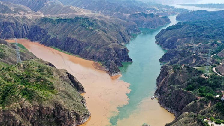IMAGO Nature: Unsere Erde, Klimawandel, Überschwemmungen News Bilder des Tages (200721) -- LANZHOU, July 21, 2020 -- Aerial photo taken on July 21, 2020 shows the junction area of the Yellow River and the Taohe River in northwest China s Gansu Province. The water flow in the upper stream of the Yellow River has been increasing due to rainfall. The Lanzhou hydrological station saw the second flood of the river this year with the water flow of 3,000 cubic meters per second, which occured at 8:42 p.m. on Monday. Authorities raised the emergency response for flood control to Level IV, as the water flow of the river surged to 3,320 cubic meters per second at 8 a.m. on Tuesday and the floodwater rose above alert level. Since strong rain will continue to lash parts of northwestern China from Tuesday to Thursday, reservo 