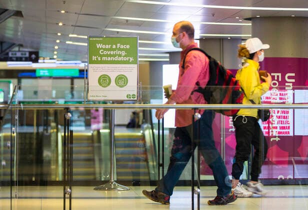 (200721) -- TORONTO, July 21, 2020 -- Passengers wearing face masks are seen at Union Station in Toronto, Canada, on July 21, 2020. Starting Tuesday, Go Transit customers are required to wear masks or face coverings. (Photo by Xinhua) CANADA-TORONTO-COVID-19-MEASURES-GO TRANSIT ZouxZheng 