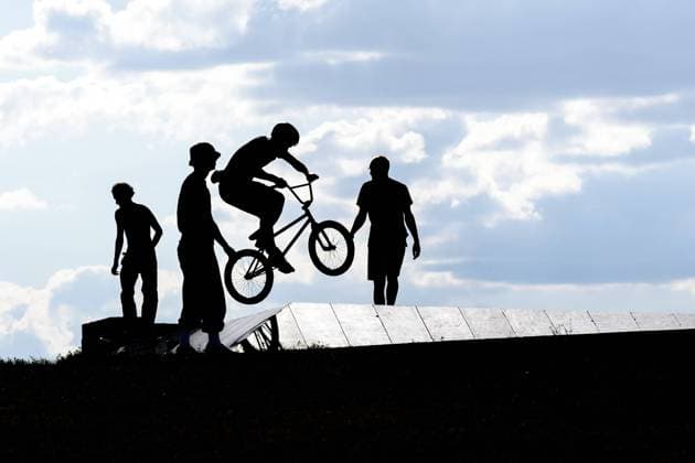 IMAGO Creative: Fit durch den Herbst July 21, 2020, Berlin, Berlin, Germany: Silhouettes of athletes can be seen against the evening sky on a skate park at Tempelhofer Feld on the former Tempelhof Airport. Due to the worldwide Covid-19 pandemic, sports operations at all public and private sports facilities, swimming pools and fitness studios are still restricted in Berlin. However, the practice of contactless sports is permitted on outdoor sports facilities. Berlin Germany - ZUMAs172 20200721_zap_s172_002 Copyright: xJanxScheunertx