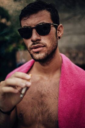 Young man with sunglasses smoking a cigarette Madrid, Community of Madrid, Spain CR_DIRR200720A-447641-01 ,model released, Symbolfoto