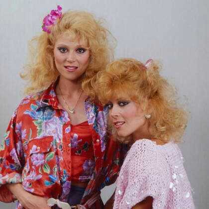 Audrey Landers Audrey Landers, amerikanische Schauspielerin und Sängerin (links), mit Schwester Judy, Deutschland um 1985. American actress and singer Audrey Landers (left) with sister Judy, Germany around 1985., Deutschland Copyright: HelmutxReiss UnitedArchives830002852 EDITORIAL USE ONLY