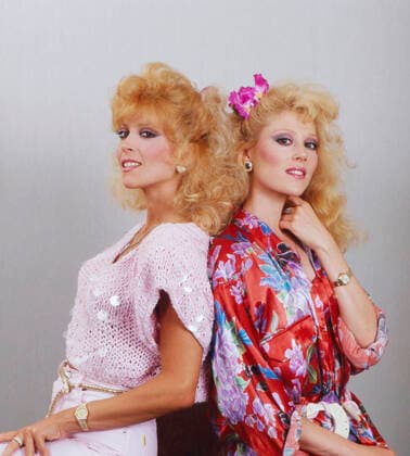 Audrey Landers Audrey Landers, amerikanische Schauspielerin und Sängerin (rechts) mit Schwester Judy, Deutschland um 1985. American actress and singer Audrey Landers (right) with sister Judy, Germany around 1985., Lübeck Schleswig-Holstein Deutschland Copyright: HelmutxReiss UnitedArchives830002883 EDITORIAL USE ONLY