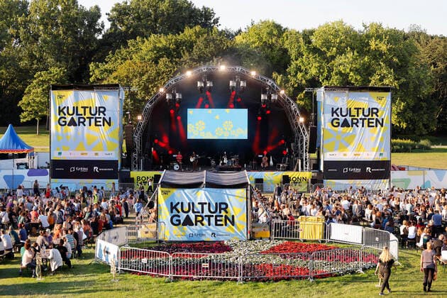 Stage reconstruction at the performance of the band Bukahara live in the Kulturgarten in the Rheinaue in Bonn The Bonn Live Kulturgarten Open Air Festival 2020 is Europes first open air music festival under Corona conditions due to the Covid 19 pandemic Bonn, 21 07 2020 Foto:xC.xHardtx xFuturexImage