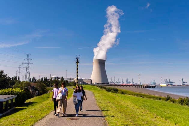 IMAGO Nature: Unsere Erde, Energiequellen, Kernenergie Beveren, Belgium July 13, 2020 - Young people walk on a path, as background the cooling towers of Belgium s Doel nuclear plant belching steam. Doel power station supplies around 30 percent of electricity consumption in Belgium. Among all the nuclear power plants in Europe, Doel is located in the region with the highest population density, around 9 million people live within an area of ‹‹75 km2 CENTRALE NUCLEAIRE, DOEL, ELECTRICITE, ENERGIE, ENRICHISSEMENT D URANIUM, RADIOACTIF, DANGER, RADIOACTIVITE, ATOME, FISSION NUCLEAIRE, INDEPENDANCE ENERGETIQUE, PAYSAGE INDUSTRIEL, LAIDEUR, FLANDRE, ANVERS, ANTWERPEN, BELGIQUE, BELGE, TOUR DE REFROIDISSEMENT, ECOLOGIE, ENERGIE PROPRE, SUJET DE SOCIETE, PORT DE ANVERS, PORTUAIRE, INCIDENT NUCLEAIR  Copyright: xVincentxIsorex