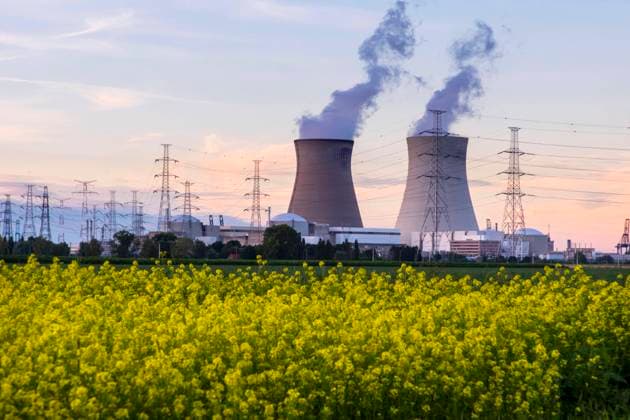 IMAGO Nature: Unsere Erde, Energiequellen, Kernenergie Beveren, Belgium July 13, 2020 - Illustration picture shows the cooling towers of Belgium s Doel nuclear plant belching steam. Doel power station supplies around 30 percent of electricity consumption in Belgium. Among all the nuclear power plants in Europe, Doel is located in the region with the highest population density, around 9 million people live within an area of ‹‹75 km2 CENTRALE NUCLEAIRE, DOEL, ELECTRICITE, ENERGIE, ENRICHISSEMENT D URANIUM, RADIOACTIF, DANGER, RADIOACTIVITE, ATOME, FISSION NUCLEAIRE, INDEPENDANCE ENERGETIQUE, PAYSAGE INDUSTRIEL, LAIDEUR, FLANDRE, ANVERS, ANTWERPEN, BELGIQUE, BELGE, TOUR DE REFROIDISSEMENT, ECOLOGIE, ENERGIE PROPRE, SUJET DE SOCIETE, PORT DE ANVERS, PORTUAIRE, INCIDENT NUCLEAIRE, SANTE, CANCER  Copyright: xVincentxIsorex