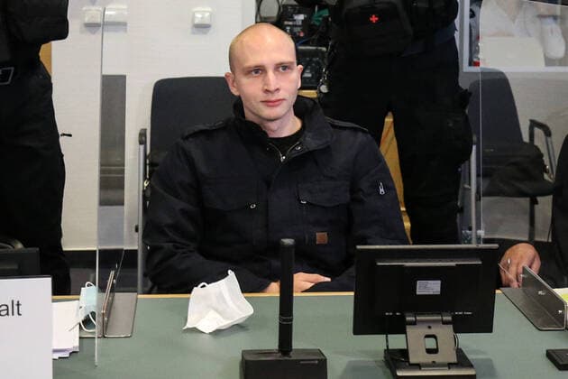 Bilder des Jahres 2020, News 07 Juli News Themen der Woche KW30 News Bilder des Tages Angeklagter Stephan Balliet sitzt grinsend auf der Anklagebank - Zweiter Prozesstag im Landgericht Magdeburg gegen den Halle Attentäter Stephan Balliet insgesamt fünf Richterinnen und Richter entscheiden am Ende über das Urteil, ein sechster steht als Reserve parat. Die Vorsitzende Richterin ist Ursula Mertens. 43 Nebenklägerinnen und -kläger sind zum Prozess am Landgericht in Magdeburg zugelassen, die von 21 Anwälten beraten werden. Personen Bitte Pixeln-Personen Unkenntlich machen *** Defendant Stephan Balliet sits grinning in the dock Second day of trial at Magdeburg Regional Court against the hall assassin Stephan Balliet A total of five judges decide on the verdict in the end, a sixth is standing by as a reserve The presiding jud