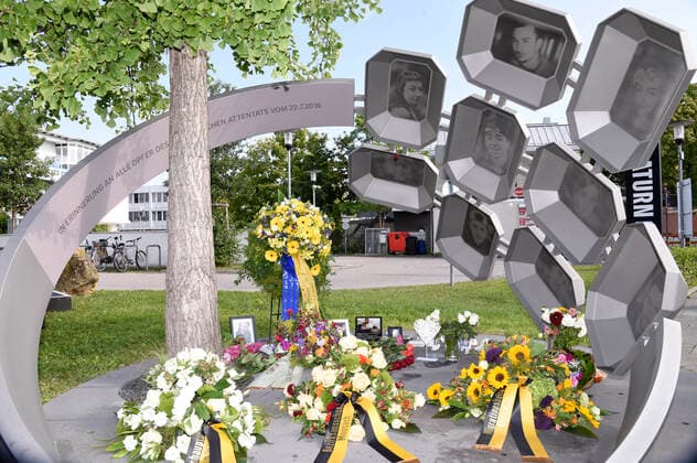 Gedenkveranstaltung und Kranzniederlegung am Denkmal für die Opfer des Attentats am Olympia-Einkaufszentrum, bei dem am 22. Juli 2016 neun Menschen getötet wurden. München, 22.07.2020 *** Commemoration and wreath-laying ceremony at the memorial for the victims of the attack on the Olympia Shopping Centre, in which nine people were killed on 22 July 2016 Munich, 22 07 2020 Foto:xS.xAdamx xFuturexImage