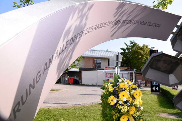Gedenkveranstaltung und Kranzniederlegung am Denkmal für die Opfer des Attentats am Olympia-Einkaufszentrum, bei dem am 22. Juli 2016 neun Menschen getötet wurden. München, 22.07.2020 *** Commemoration and wreath-laying ceremony at the memorial for the victims of the attack on the Olympia Shopping Centre, in which nine people were killed on 22 July 2016 Munich, 22 07 2020 Foto:xS.xAdamx xFuturexImage