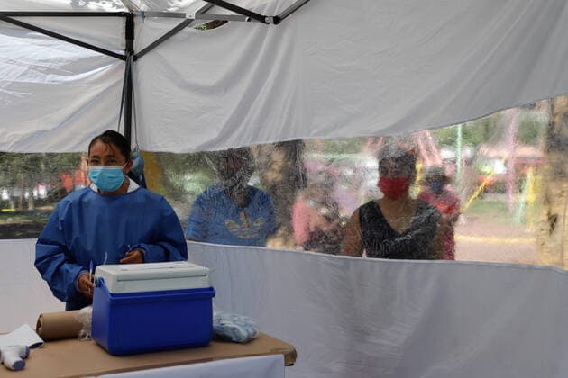 (200723) -- MEXICO CITY, July 23, 2020 (Xinhua) -- A medical worker prepares to conduct COVID-19 test for residents in Mexico City, Mexico, July 22, 2020. Mexico s Health Ministry on Wednesday reported 6,019 new confirmed COVID-19 cases, bringing the total in the country to 362,274 cases. (Xinhua) MEXICO-MEXICO CITY-COVID-19 
