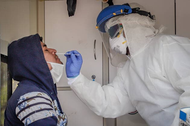 (200723) -- MEXICO CITY, July 23, 2020 (Xinhua) -- A medical worker takes a swab sample from a man for COVID-19 test in Mexico City, Mexico, July 22, 2020. Mexico s Health Ministry on Wednesday reported 6,019 new confirmed COVID-19 cases, bringing the total in the country to 362,274 cases. (Xinhua) MEXICO-MEXICO CITY-COVID-19 