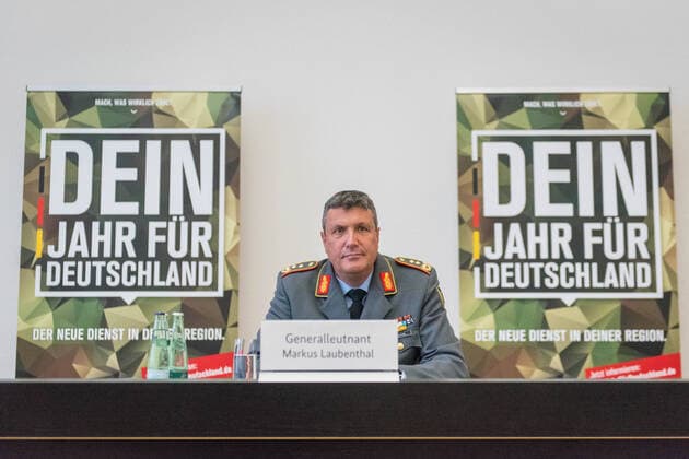 Bilder des Jahres 2020, News 07 Juli News Themen der Woche KW30 News Bilder des Tages Berlin, Vorstellung des Freiwilligen Wehrdienst im Heimatschutz im BMVg Deutschland, Berlin - 23 07 2020: Im Bild ist Generalleutnant Markus Laubenthal (Stellvertretenden Generalinspekteur der Bundeswehr) während der Vorstellung des Freiwilligen Wehrdienst im Heimatschutz im Bundesministerium der Verteidigung zu sehen. Berlin Bundesministerium der Verteidigung Berlin Deutschland *** Berlin, Presentation of the Voluntary Military Service in Homeland Security at the Federal Ministry of Defence Germany, Berlin 23 07 2020 In the picture you can see Lieutenant General Markus Laubenthal Deputy Inspector General of the Bundeswehr during the presentation of the Voluntary Military Service in Homeland Security at the Federal Ministry of Defence B