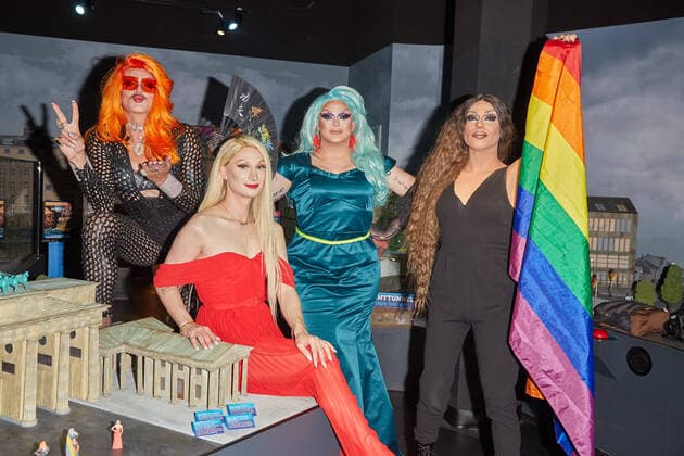 Bilder des Jahres 2020, Entertainment 07 Juli Entertainment Themen der Woche KW30 Entertainment Bilder des Tages Dragqueens Gloria Viagra, Candy Crash, Barbie Breakout und Judy Ladivina - Regenbogenfarben ziehen im Little BIG City Berlin ein und die echten Dragqueens setzten ihre Mini-Figuren ein. Regenbogenfarben im Little BIG City Berlin *** Drag queens Gloria Viagra, Candy Crash, Barbie Breakout and Judy Ladivina Rainbow Colors move in at Little BIG City Berlin and the real drag queens put their mini figures in rainbow colors at Little BIG City Berlin