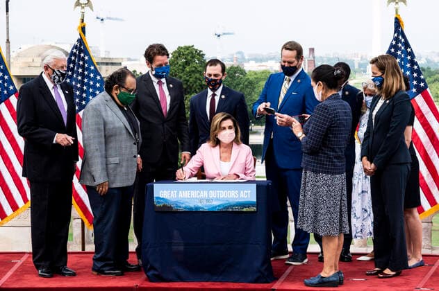 Bilder des Jahres 2020, News 07 Juli News Themen der Woche KW30 July 23, 2020, Washington, DC, United States: July 23, 2020 - Washington, DC, United States: House Speaker NANCY PELOSI (D-CA) signing the Great American Outdoors Act (H.R. 1957) where it is signed by the Speaker of the House held on the Upper West Terrace of the U.S. Capitol. Washington United States - ZUMAb161 20200723_zap_b161_019 Copyright: xMichaelxBrochsteinx