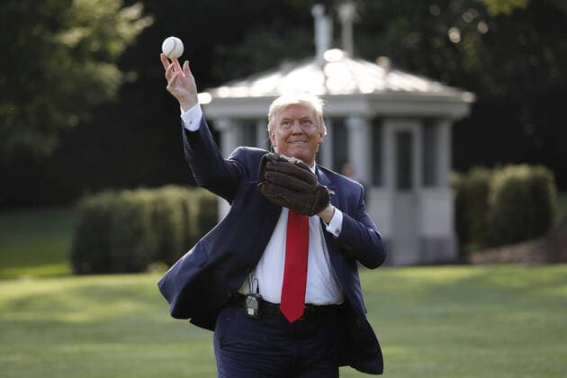 Donald Trump, 75. Geburtstag am 14. Juni Bilder des Jahres 2020, Entertainment 07 Juli Entertainment Themen der Woche KW30 U.S. President Donald Trump plays catch with Mariano Rivera, the MLB Hall of Fame closer from the New York Yankees, to mark the Opening Day of the Major League Baseball Season on the South Lawn of the White House in Washington, DC on Thursday, July 23, 2020.  WAX20200723222 YURIxGRIPAS