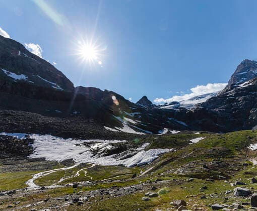 IMAGO Nature: Unsere Erde, Klimawandel, Gletscherschmelze Scenic view of mountain range with melting glacier streams against sky on sunny day MCVF00514