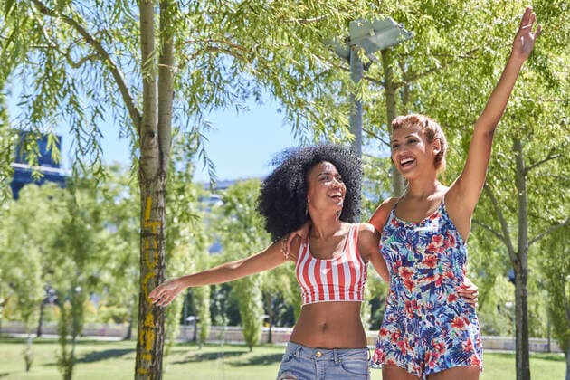 Girlfriends walking in park model released Symbolfoto PGCF00104