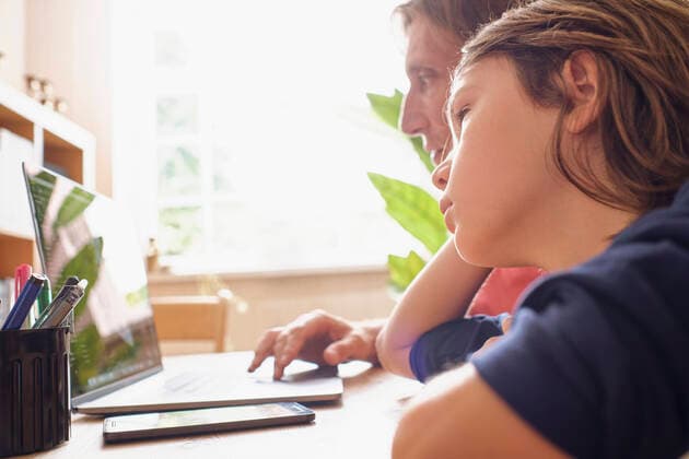 IMAGO Creative: NGO, Ausbildung für Kinder Father and son using laptop while doing studying at home model released Symbolfoto property released PWF00135