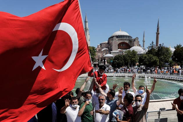 Bilder des Jahres 2020, News 07 Juli News Themen der Woche KW30 News Bilder des Tages July 24, 2020, Istanbul, Turkey: People hold Turkish flag and celebrating Hagia SophiaÃ¢â‚¬â ¢s reconversion at outside of the Hagia Sophia Mosque. Istanbul Turkey - ZUMAz112 20200724_zip_z112_056 Copyright: xJasonxDeanx