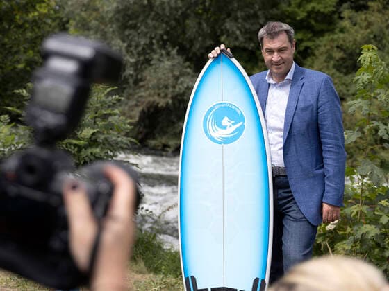 Bilder des Jahres 2020, News 07 Juli News Themen der Woche KW30 News Bilder des Tages Spatenstich Nürnbergs neue Surferwelle am 24.07.2020 in Nürnberg (), Germany, HMB Media Schumacher Bild: Markus Söder (Ministerpräsident) mit Surfbrett *** Ground-breaking ceremony for Nurembergs new surf wave on 24 07 2020 in Nuremberg , Germany, HMB Media Schumacher Picture Markus Söder Prime Minister with surfboard Copyright: HMBxMedia Schumacher