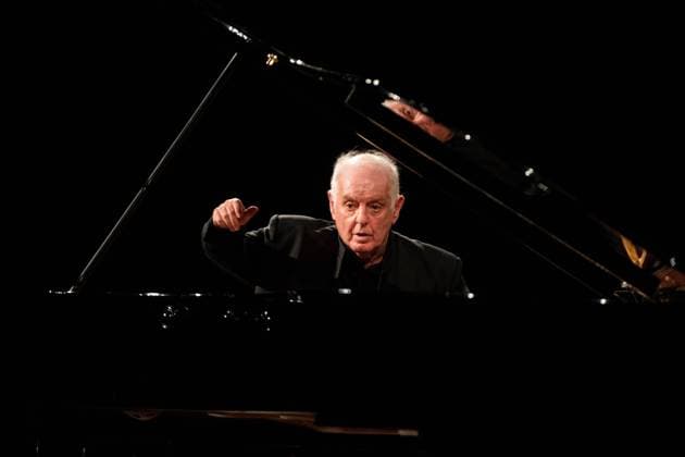 Bilder des Jahres 2020, Entertainment 07 Juli Entertainment Themen der Woche KW30 Entertainment Bilder des Tages Spanish-Argentinean pianist and orchestra conductor Daniel Barenboim performs during his concert in Granada s Music and Dance Festival in Carlos V Palace in Granada, southern Spain 24 July 2020. DANIEL BARENBOIM CONCERT IN GRANADA !ACHTUNG: NUR REDAKTIONELLE NUTZUNG!  Copyright: xMiguelxAngelxMolinax GRAF4551 20200724-637312303929760118