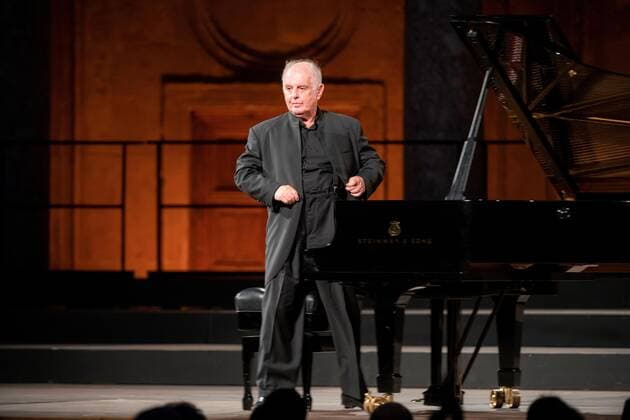 Spanish-Argentinean pianist and orchestra conductor Daniel Barenboim gestures during his concert in Granada s Music and Dance Festival in Carlos V Palace in Granada, southern Spain 24 July 2020. DANIEL BARENBOIM CONCERT IN GRANADA !ACHTUNG: NUR REDAKTIONELLE NUTZUNG!  Copyright: xMiguelxAngelxMolinax GRAF4545 20200724-637312305915564153