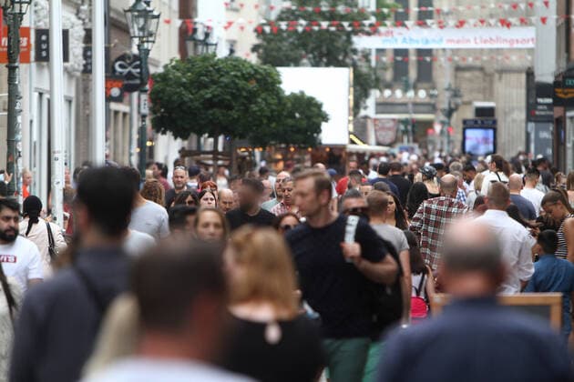 After the relaxation of protective measures and the reopening of shops, the Flinger Strasse shopping street and pedestrian zone in downtown Düsseldorf looks the same as it did before the corona crisis, with a large crowd of people who largely do not keep the required minimum distance from each other, North Rhine-Westphalia, Germany