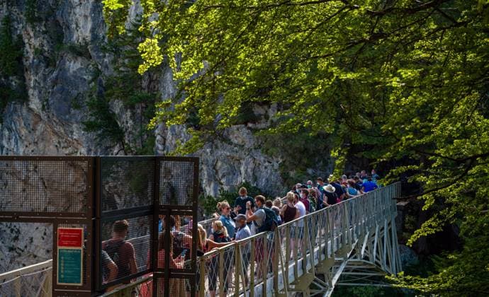 Schwangau 21.07.2020 Das Schloss Neuschwanstein steht oberhalb von Hohenschwangau bei Füssen im südöstlichen bayerischen Allgäu. Der Bau wurde ab 1869 für den bayerischen König Ludwig II. als idealisierte Vorstellung einer Ritterburg aus der Zeit des Mittelalters errichtet. MARIENBRÜCKE Foto Eberhard Thonfeld camera4 200721Neuschwanstein *** Schwangau 21 07 2020 Neuschwanstein Castle stands above Hohenschwangau near Füssen in the south-eastern Bavarian Allgäu The building was erected from 1869 onwards for the Bavarian King Ludwig II as an idealized representation of a knights castle from the Middle Ages MARYBRIDGE Photo Eberhard Thonfeld camera4 200721Neuschwanstein