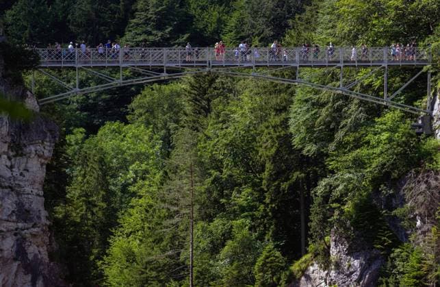Schwangau 21.07.2020 Das Schloss Neuschwanstein steht oberhalb von Hohenschwangau bei Füssen im südöstlichen bayerischen Allgäu. Der Bau wurde ab 1869 für den bayerischen König Ludwig II. als idealisierte Vorstellung einer Ritterburg aus der Zeit des Mittelalters errichtet. MARIENBRÜCKE Foto Eberhard Thonfeld camera4 200721Neuschwanstein *** Schwangau 21 07 2020 Neuschwanstein Castle stands above Hohenschwangau near Füssen in the south-eastern Bavarian Allgäu The building was erected from 1869 onwards for the Bavarian King Ludwig II as an idealized representation of a knights castle from the Middle Ages MARYBRIDGE Photo Eberhard Thonfeld camera4 200721Neuschwanstein