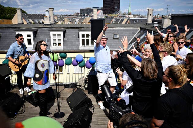 Bilder des Jahres 2020, Entertainment 07 Juli Entertainment Themen der Woche KW30 Entertainment Bilder des Tages Medina Konzert auf einem Dach in Kopenhagen Medina spiller paa tagterrasse paa Noerrebro i Koebenhavn, loerdag den 25. juli 2020. Groen Koncert 2020 er aflyst paa grund af corona, men i stedet er Groennere Groen opstaaet. Groennere Groen praesenteres af Muskelsvindfonden og Tuborg i samarbejde med TV 2, NOVA og LB Forsikring. I loebet af dagen vil der vaere omkring 100 smaa og store koncerter i hele landet.. , Copenhagen Denmark  Copyright: PhilipxDavali PhilipxDavalix COP102 spdk20200725-152547-L