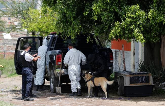 Mexiko, Massengrab mit über 200 Leichen in Jalisco entdeckt Forensic experts work in a clandestine grave in the municipality of El Salto, in the state of Jalisco, Mexico, 19 July 2020 (issued 25 July 2020). The growing discovery of graves in Jalisco, with at least 245 bodies found during the first half of 2020, reflects the wave of disappearances and the fight between cartels in this western state, one of the most populated and industrialized in Mexico. The graves proliferate in Jalisco state due to the disappearances and drug trafficking !ACHTUNG: NUR REDAKTIONELLE NUTZUNG!  Copyright: xFranciscoxGuascox MEX4688 20200725-637313016379335919