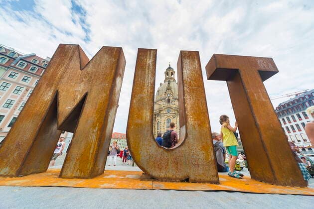 Bilder des Jahres 2020, Entertainment 07 Juli Entertainment Themen der Woche KW30 Nicht-Museum für zeitgemäße Kunst Rund 300 Künstler aus Dresden, Deutschland und der ganzen Welt stellten eine Tag lang ihre Bilder, Skulpturen, Filme, Installationen und Performances vor. Hüseyin Arda, MUT Dresden Sachsen GERMANY *** Not Museum of Contemporary Art Around 300 artists from Dresden, Germany and all over the world presented their paintings, sculptures, films, installations and performances for one day in front of Hüseyin Arda, MUT Dresden Sachsen GERMANY