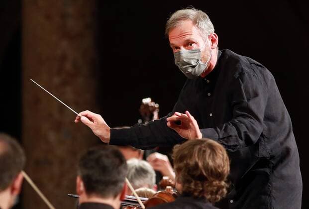 Entertainment Themen der Woche KW30 Russian conductor and violinist based in Finland, Dimas Slobodeniouk, conducts the Galician Symphony Orchestra, during the concert offered at the 69th edition of the Granada International Music and Dance Festival, at the Palace of Carlos V, in Granada, southern Spain, 25 July 2020. 69th edition of the Granada International Music and Dance Festival !ACHTUNG: NUR REDAKTIONELLE NUTZUNG!  Copyright: xPepexTorresx GRAF4905 20200726-637313195155490985
