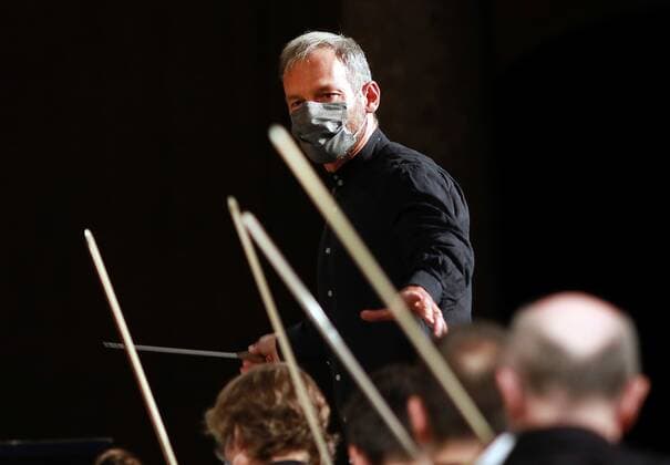 Russian conductor and violinist based in Finland, Dimas Slobodeniouk, conducts the Galician Symphony Orchestra, during the concert offered at the 69th edition of the Granada International Music and Dance Festival, at the Palace of Carlos V, in Granada, southern Spain, 25 July 2020. 69th edition of the Granada International Music and Dance Festival !ACHTUNG: NUR REDAKTIONELLE NUTZUNG!  Copyright: xPepexTorresx GRAF4901 20200726-637313195777243499