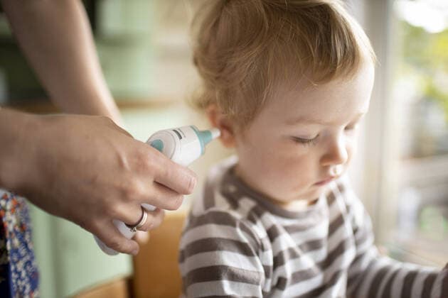 Mutter misst Fieber bei einem Kleinkind Bonn Deutschland *** Mother measures fever in a toddler Bonn Germany Copyright: xUtexGrabowsky photothek.netx