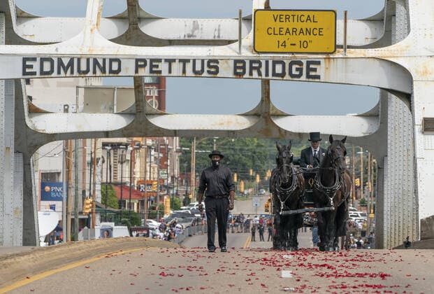 Bilder des Jahres 2020, News 07 Juli News Themen der Woche KW30 The casket containing the body of Congressman John Lewis, D-GA, crosses the Edmund Pettus Bridge during his funeral procession in Selma, Alabama on Sunday, July 26, 2020. In 1965 at the age of 25, Lewis helped to organize a march for voting rights on the Edmund Pettus Bridge, where his skull was fractured after being attacked by police. Lewis died on July 17 at the age of 80 after a six-month battle with cancer.  ALB20200726304 JEMALxCOUNTLESS
