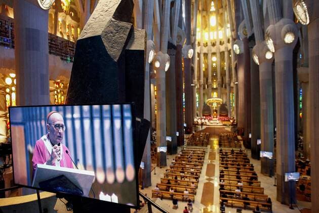 View of the funeral for the victims of the COVID-19 pandemic chaired by Cardinal Juan Jose Omella (C) at Sagrada Familia, in Barcelona, Spain, 26 July 2020. Relatives of victims of COVID attend the funeral in the Sagrada Familia Cathedral !ACHTUNG: NUR REDAKTIONELLE NUTZUNG!  Copyright: xQuiquexGarciax GRAF5145 20200726-637313949990563139