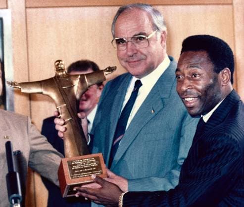 Shaper Brazilian soccer star Pele r hands over an replica of Rio s Christ statue to German Chancellor Helmut Kohl in Bonn on Sept 11, 1987