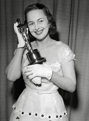 OSCARS. Beste Hauptdarstellerin. Preisträgerinnen 1941-1950 Olivia De Havilland at the 22nd Annual Academy Awards with her second Oscar awarded for her performance as Best Actress of 1949 for The Heiress March 25, 1950 File Reference 33595_024THA Hollywood CA USA  Copyright: xCinemaxLegacyxCollection ThexHollywoodxArchivex 33595_024THA