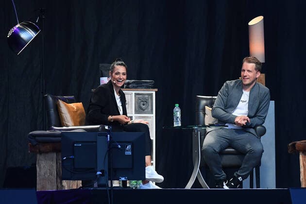 Bilder des Jahres 2020, Entertainment 07 Juli Entertainment Themen der Woche KW30 Die Pochers hier! am 26.07.2020 im Autokino am Movie Park in Bottrop In ihrem neuen Podcast Die Pochers hier! erzählen Amira und Oliver Pocher aus ihrem Leben, was die Woche über bei ihnen passiert ist, was sie beschäftigt. *** Die Pochers hier am 26 07 2020 at the drive-in cinema at the Movie Park in Bottrop In their new podcast Die Pochers hier, Amira and Oliver Pocher talk about their lives, what happened to them during the week, whats on their minds xRx